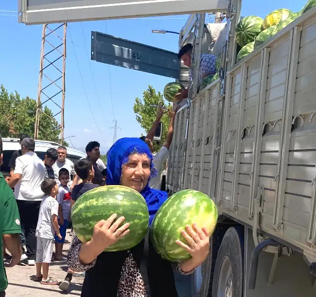 Ferdi Zeyrek'in hayrına Manisa'da karpuz dağıtıldı