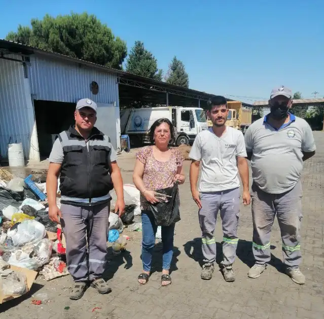 Çöpe yanlışlıkla parasını atan kadının yüzünü belediye çalışanları güldürdü