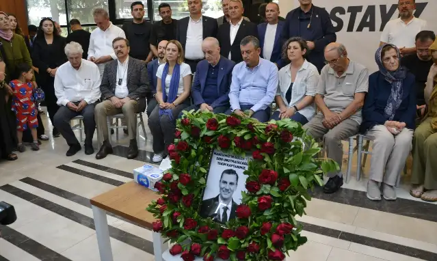 Özgür Özel ile Nurcan Zeyrek, Manisa'da taziyeleri kabul ediyor