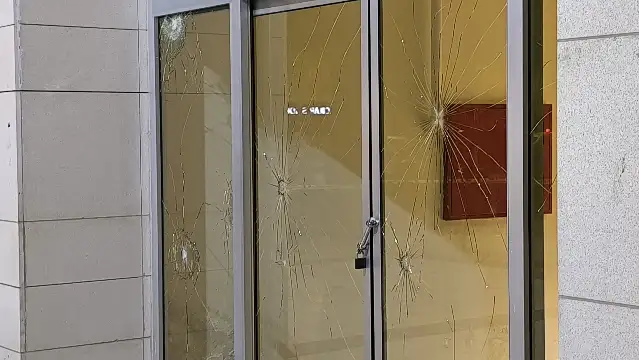 Kadirli Belediyesi'ne taşlı saldırı