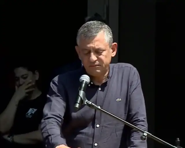 Özgür Özel, Ferdi Zeyrek için düzenlenen törende konuştu: ‘Yüküm ağır’ diyordu, şimdi bizim yükümüz her şeyden ağır