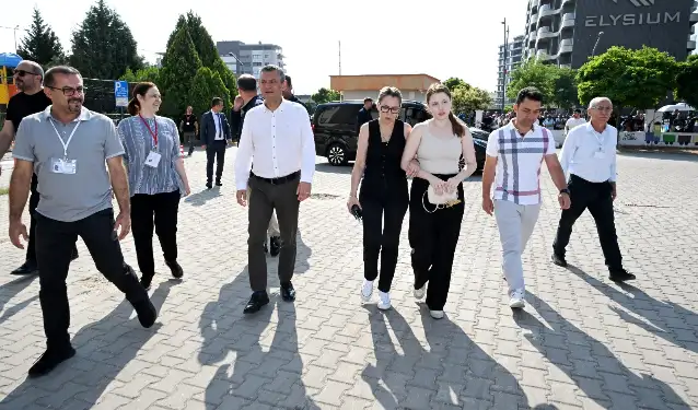 Özgür Özel, YKS sınavında Ferdi Zeyrek'in kızı Nehir Zeyrek'i yalnız bırakmadı