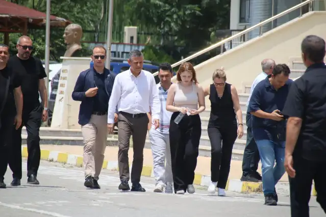 CHP Genel Başkanı Özel Nehir Zeyrek’i sınav sonrası karşıladı