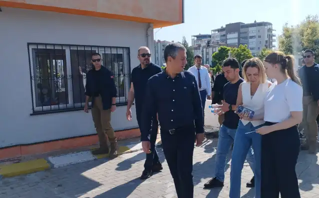 CHP Genel Başkanı Özel, Ferdi Zeyrek’in kızı Nehir Zeyrek’i, YKS’nin ikinci oturumuna da getirdi