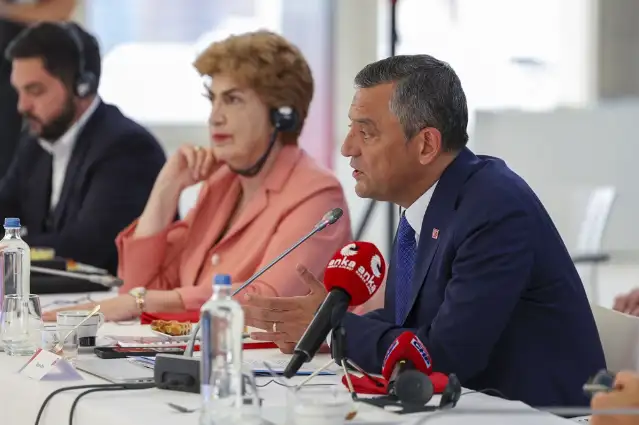 Özgür Özel, Brüksel’de PES toplantısında konuştu