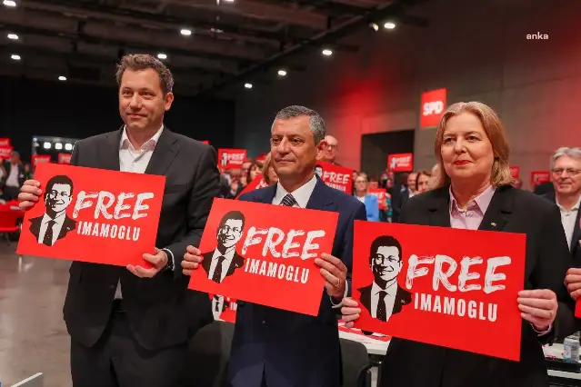 Yurt dışından dönen CHP Genel Başkanı Özgür Özel'i partilileri karşıladı