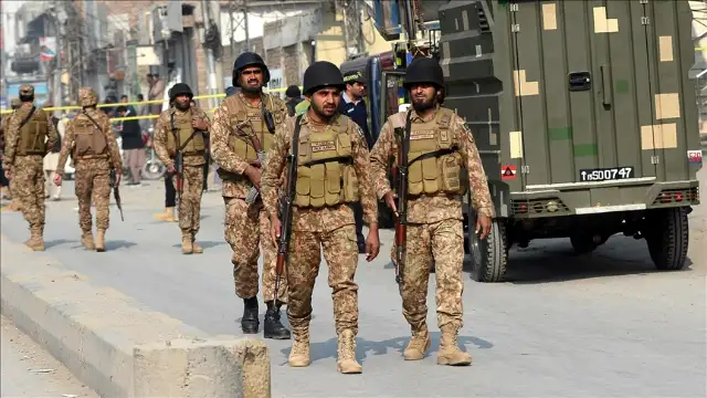 Pakistan'da polis aracına düzenlenen saldırıda 5 polis hayatını kaybetti