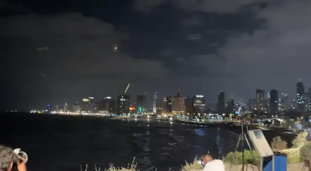 İran'dan İsrail'e atılan füzelerden bazıları Tel Aviv ve çevresine isabet etti