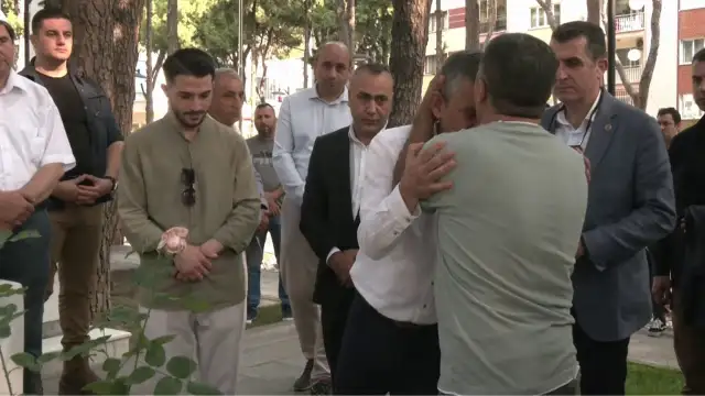 Cenazede protesto edilmişti: Şehit Enes Budak’ın babası, Özgür Özel’i alnından öptü