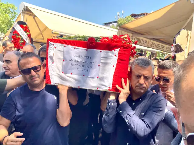 Yüz binler Başkan Zeyrek’i seçim zaferini yaşadığı Cumhuriyet Meydanı'ndan dualarla uğurladı