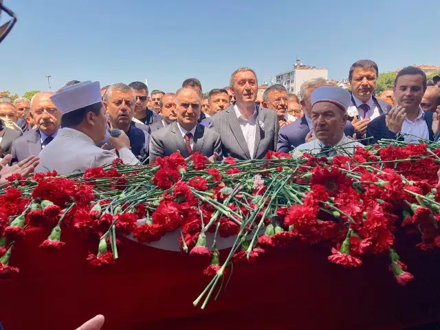 DEM Parti Eş Genel Başkanı Tuncer Bakırhan, Ferdi Zeyrek'in cenaze törenine katıldı