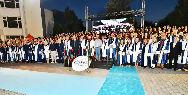 Manisa CBÜ Tıp Fakültesi 25. Dönem mezunları hipokrat yeminini ederek sağlık ordusuna katıldı