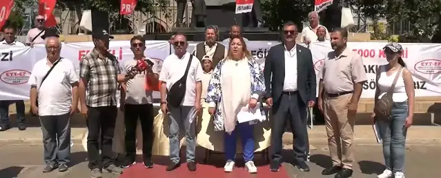 Kadıköy'de eylem yapan emekliler: Ya geçim ya seçim, yönetemiyorsanız yönetecekler gelsin
