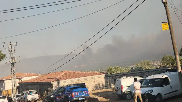 İzmir'in Çeşme ilçesinde çıkan orman yangınına müdahale sürüyor