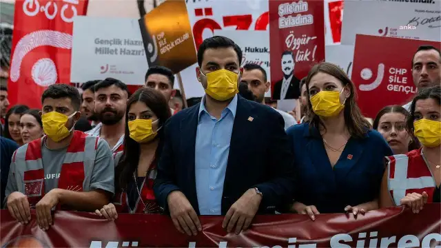 CHP'li gençler Murat Çalık'a destek için sarı maske taktı