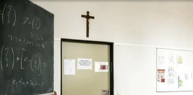 Almanya'da lisede asılan haç mahkemeye göre "negatif din özgürlüğü"