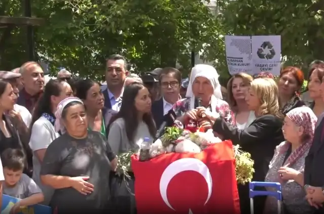 Köylüler, TBMM'nin yanı başında zeytinlikler için "Köylü kürsüsü" kurdu