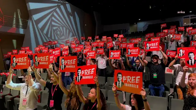 Genç Avrupalı Sosyalistler Kongresi'nde "Free İmamoğlu" posterleri