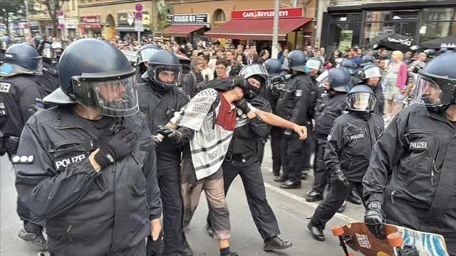 Berlin'de Filistin eylemine polis müdahalesi