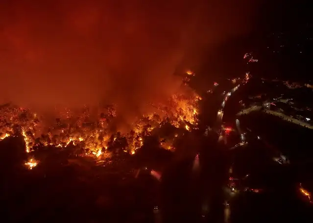 İzmir'in Buca ilçesindeki orman yangınına müdahale sürüyor