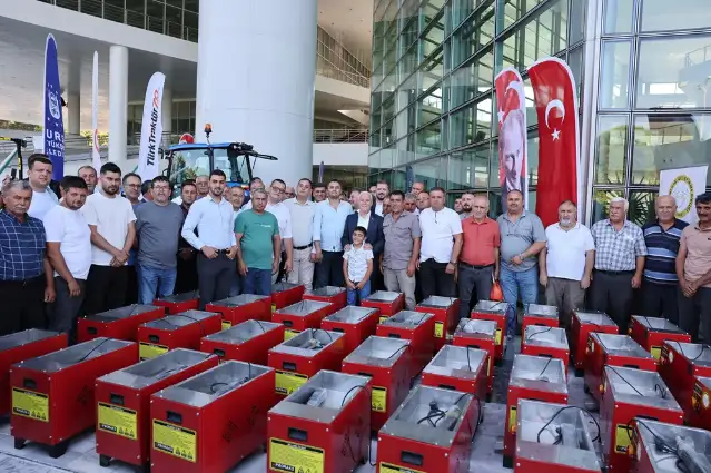 Büyükşehir’den kırsal mahallelere ekipman desteği