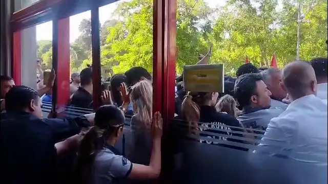 İşçiler hakları için İzBB'nin kapısına dayandı