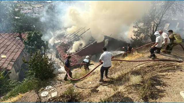 Ankara Mamak'ta çıkan yangında 8 gecekondu kullanılamaz hale geldi