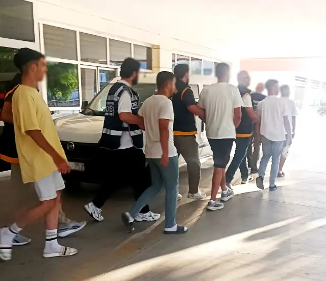 Manisa'da "Fetö'ye bulaştın altınlarını dolarını bize aktar" dolandırıcılığı yapan çete yakalandı