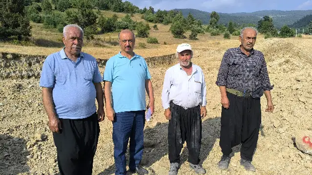 Davalık tarlasında kazı yapılan depremzede vatandaş: Bize sormadan gelmişler, TOKİ buraya ev yapacak diye kazmışlar