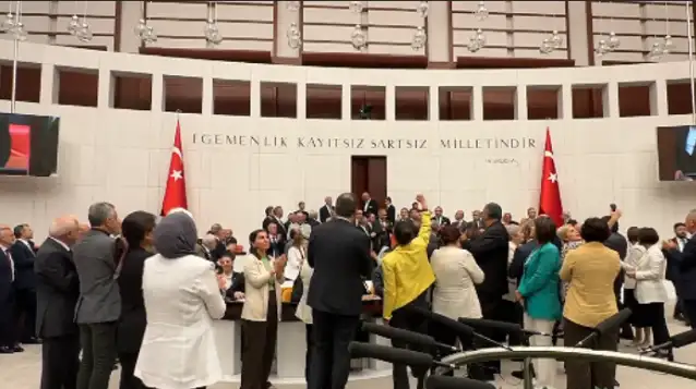 Muhalefet 'zeytinlikleri korumak için' kürsüyü işgal etti!