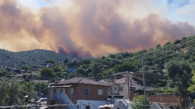 Ödemiş’teki orman yangınında 2 köy alevlere teslim oldu 2 köy tahliye ediliyor