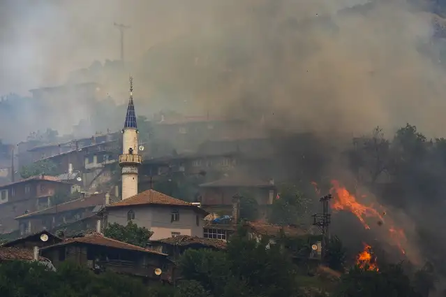 İzmir'in Ödemiş ilçesindeki orman yangınına müdahale sürüyor