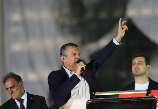 CHP Genel Başkanı Özgür Özel: Sarayın oyununa, AKP'nin tehdidine inat CHP dimdik ayakta