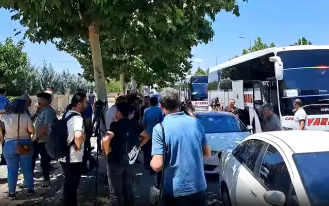 Süleymaniye'de düzenlenecek silah bırakma töreni için Diyarbakır'dan dört otobüs hareket etti