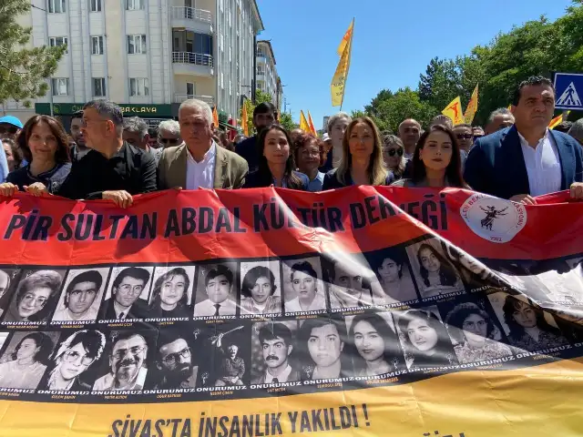 Madımak Katliamı'nın 32'nci yılında 33 aydın Sivas'ta anıldı