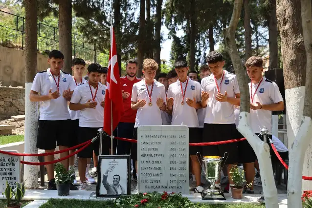 Yunusemre’nin U17 Türkiye şampiyonu, şampiyonluk kupasıyla Zeyrek’in mezarını ziyaret etti