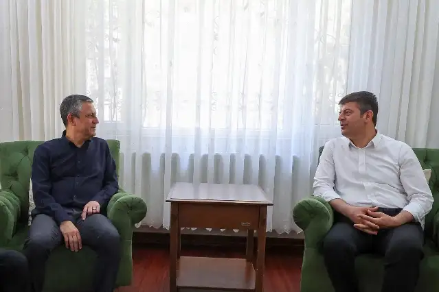 CHP Genel Başkanı Özgür Özel’den Tutdere’ye destek ziyareti: Böyle bir uygulama, aslında tüm şehri cezalandırmaktır