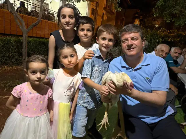 Tutdere’ye gülümseten ziyaret: En güzel horozunu Başkan Tutdere’ye hediye etti