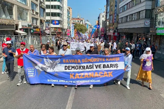 İstanbul'da 1 Eylül Dünya Barış Günü mitingi: 'Savaşsız, sömürüsüz bir dünya ellerimizle kurulacak'