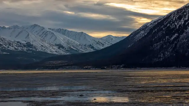 Alaska'da buzul barajı taştı, tahliye çağrısında bulunuldu