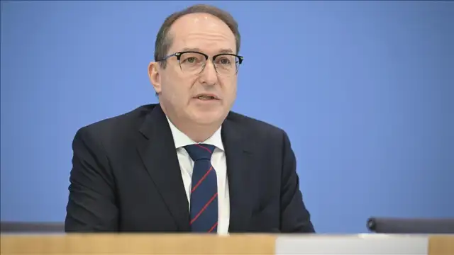 Almanya İçişleri Bakanı Dobrindt: 30 binden fazla mülteci sınırdan geri çevrildi