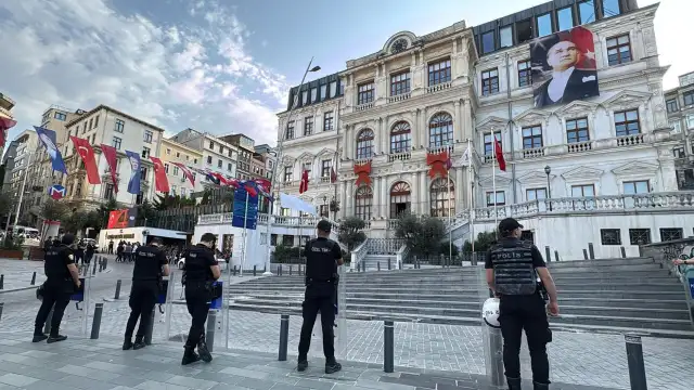 Beyoğlu Belediyesi'ne operasyon: CHP'den belediye önünde protesto
