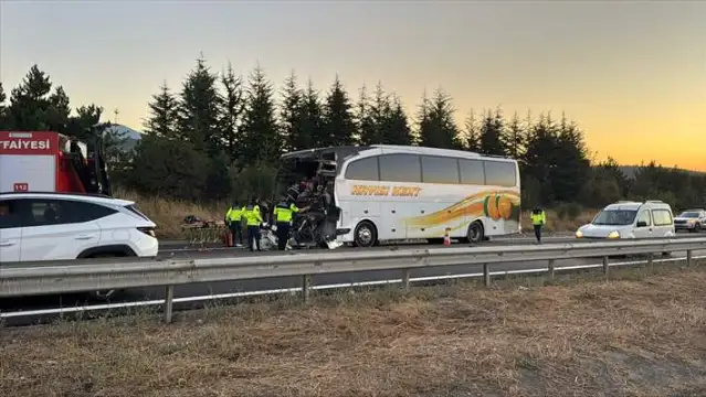 Bolu'da yolcu otobüsü kamyona çarptı: Ölü ve yaralılar var!