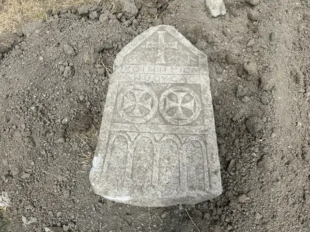 Çorum'da kanal kazısında tarihi mezar taşı bulundu