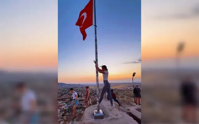 Bayrak direğinde dans | Turiste soruşturma açıldı