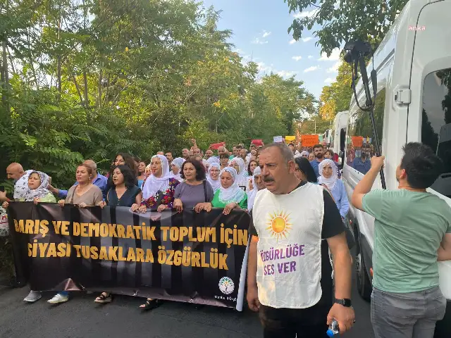 DEM Parti öncülüğünde Bakırköy Kadın Cezaevi önünde yürüyüş ve oturma eylemi