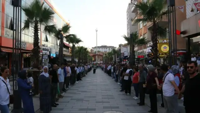 DEM'den İstanbul'da "Barış için zincir eyleminde buluşuyoruz" eylemi