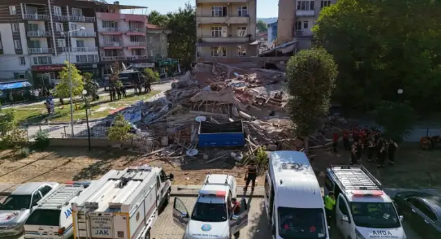 Balıkesir depreminde yıkılan bina için soruşturma başlatıldı: Müteahhit ve bina sahibi gözaltında