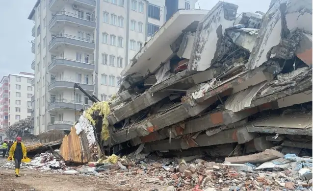 Malatya'da depremde yıkılan bina için aralarında kamu görevlilerin de bulunduğu 10 kişiye ceza talebi