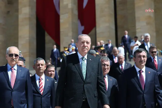 Erdoğan: Cumhuriyet emin ellerde